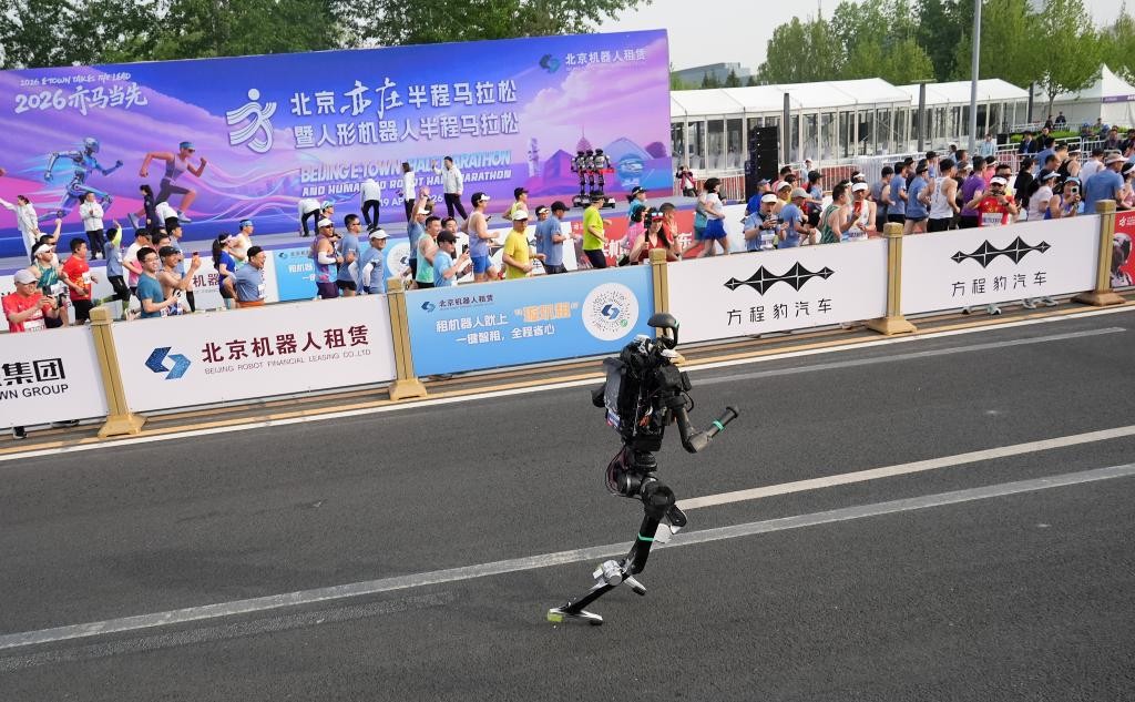 从亦庄机器人半马说起：AI 的"自力更生"离我们还有多远？